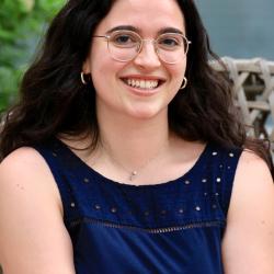 Anna Lyons Headshot